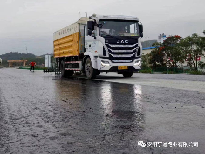 祝賀我司深汕西項目透層、封層試驗段圓 滿成功
